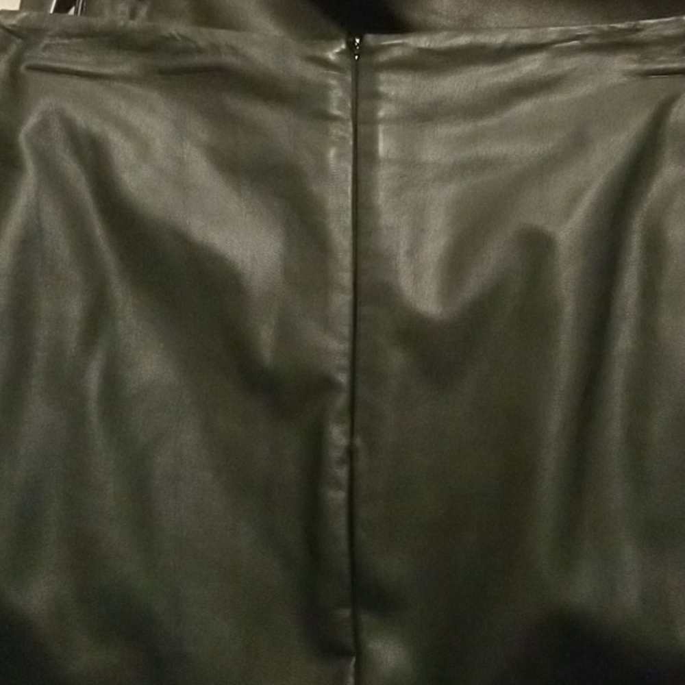 Romeo and Juliet faux leather skirt - Picture 4 of 5